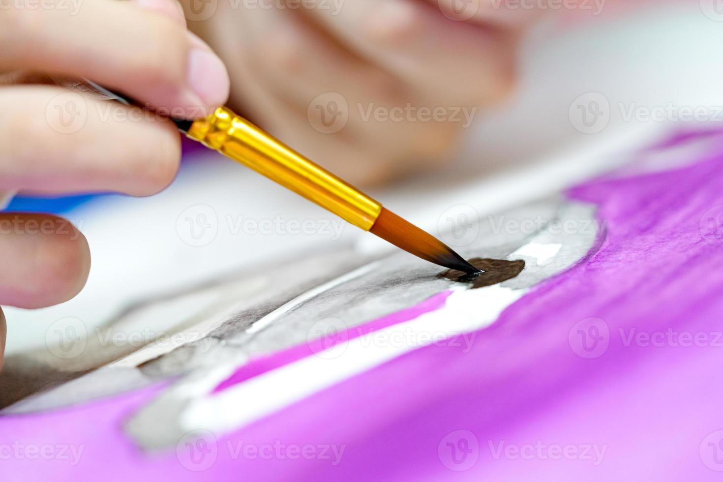 nahaufnahmehände, die pinsel mit aquarellfarben von künstlermalerei halten foto
