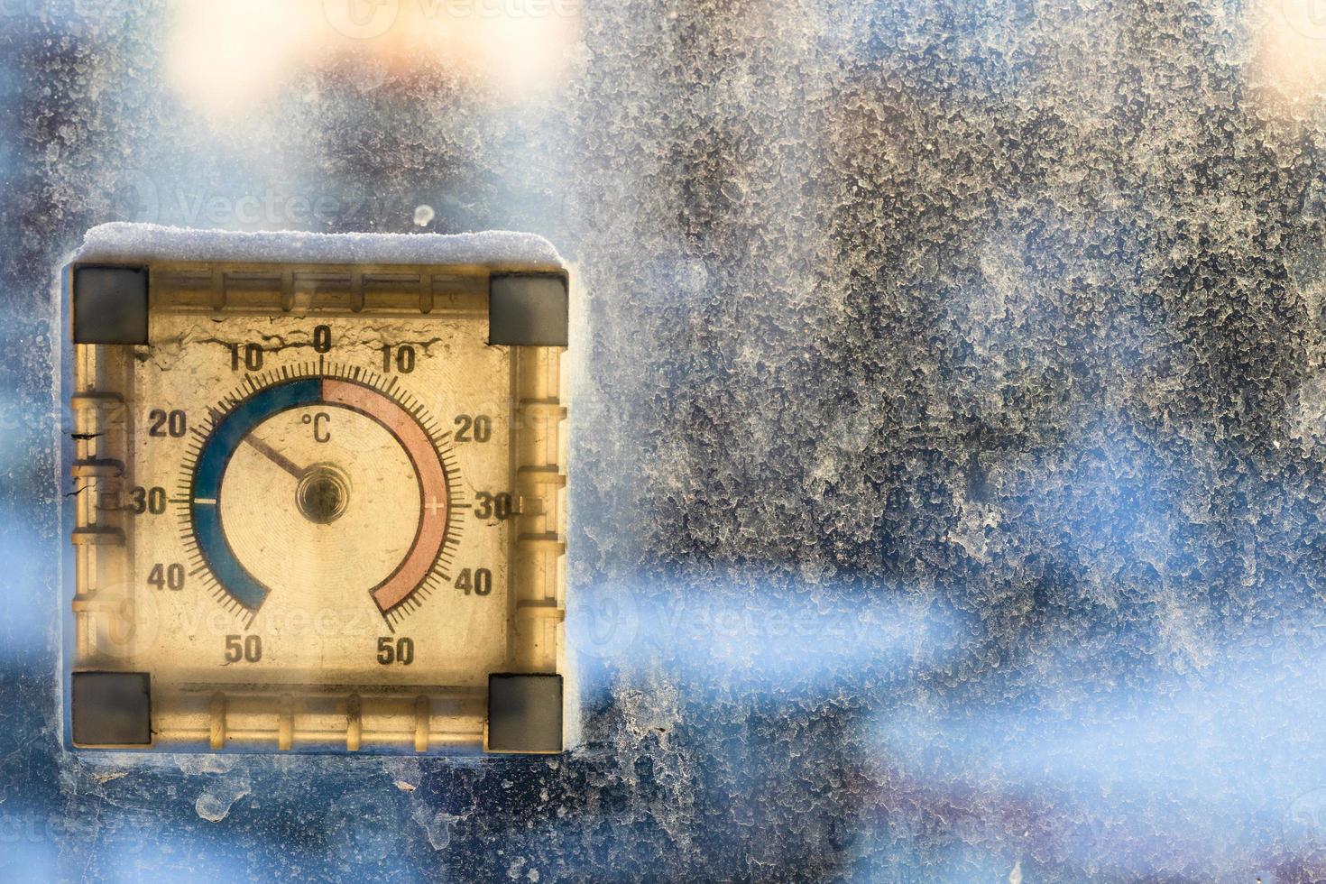 Frost auf dem Fensterthermometer in der Stadt foto