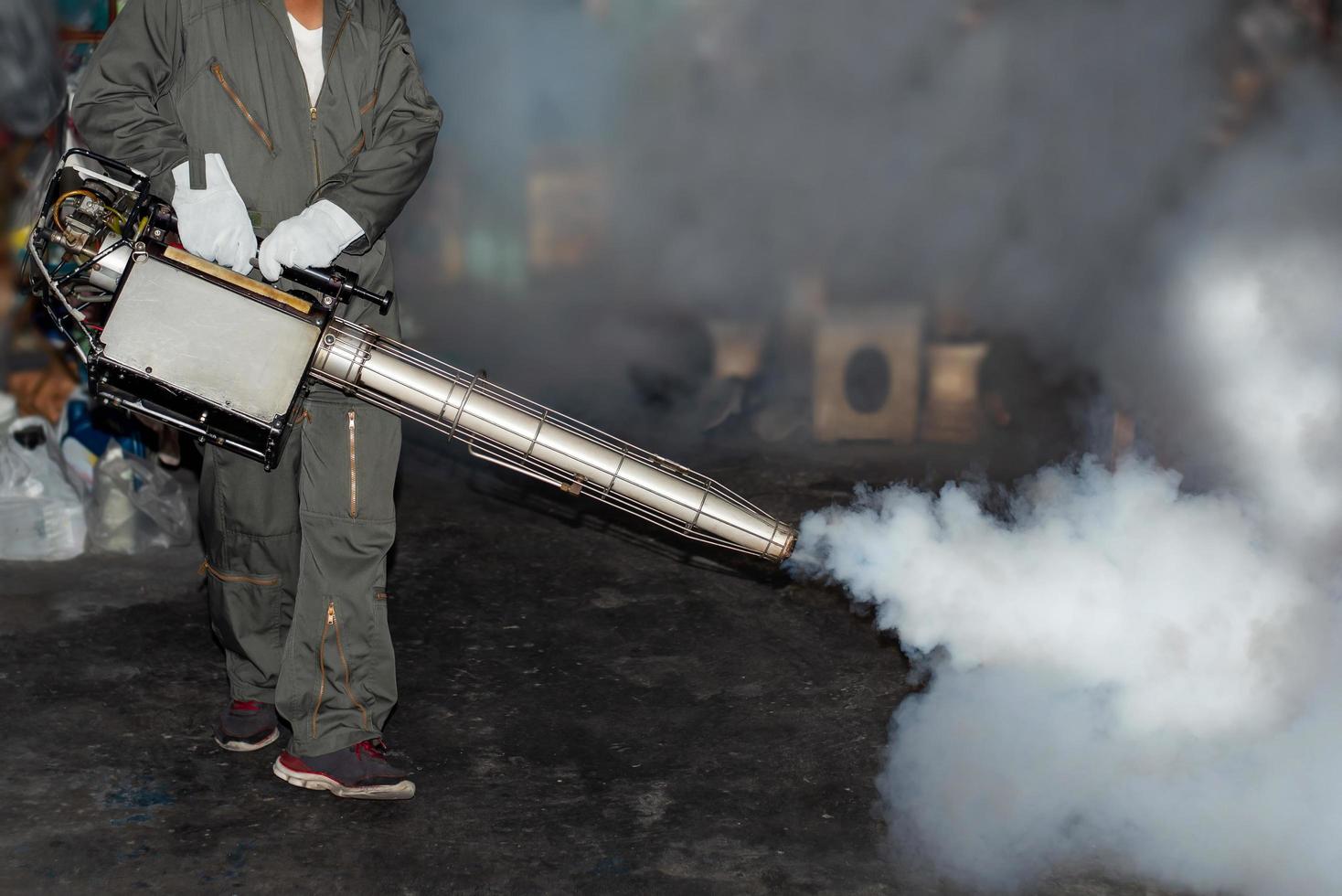 Vernebelung zur Beseitigung von Mücken zur Verhinderung der Ausbreitung von Dengue-Fieber und Zika-Virus foto