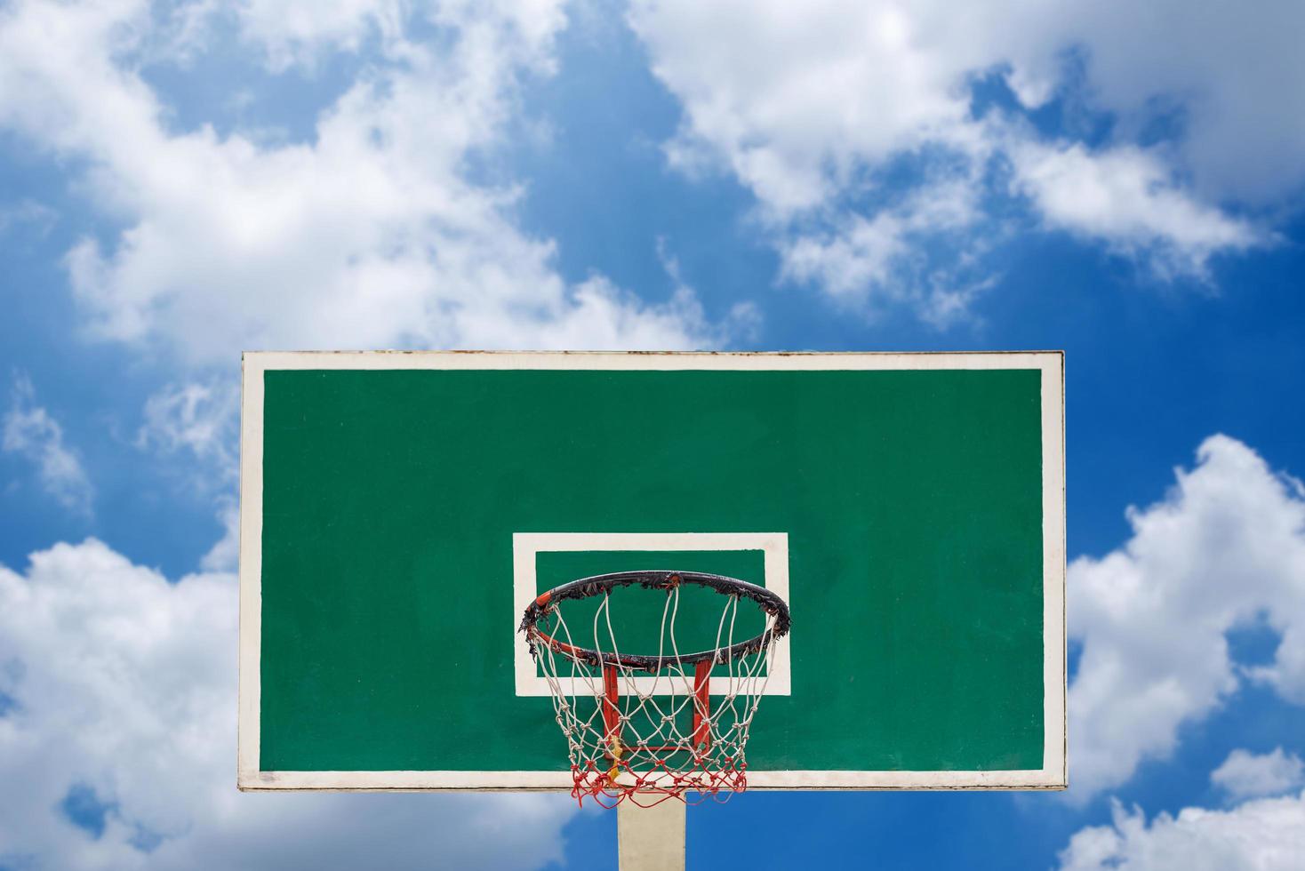 Basketballring auf Hintergrund des blauen Himmels foto