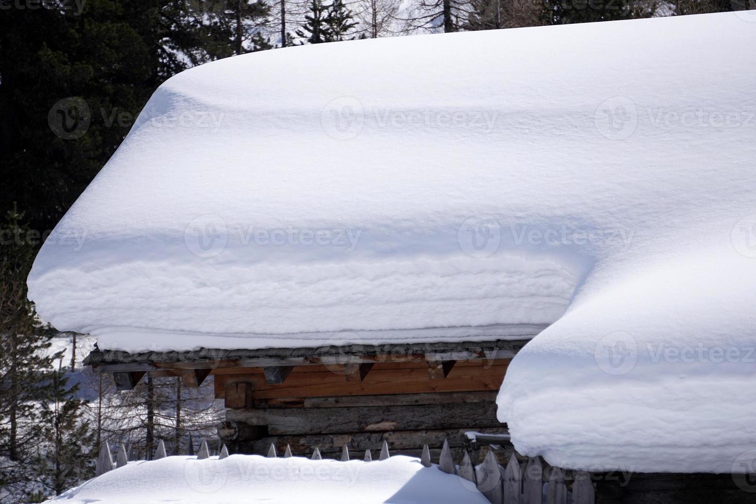 Holzhütte im Winterschneehintergrund foto