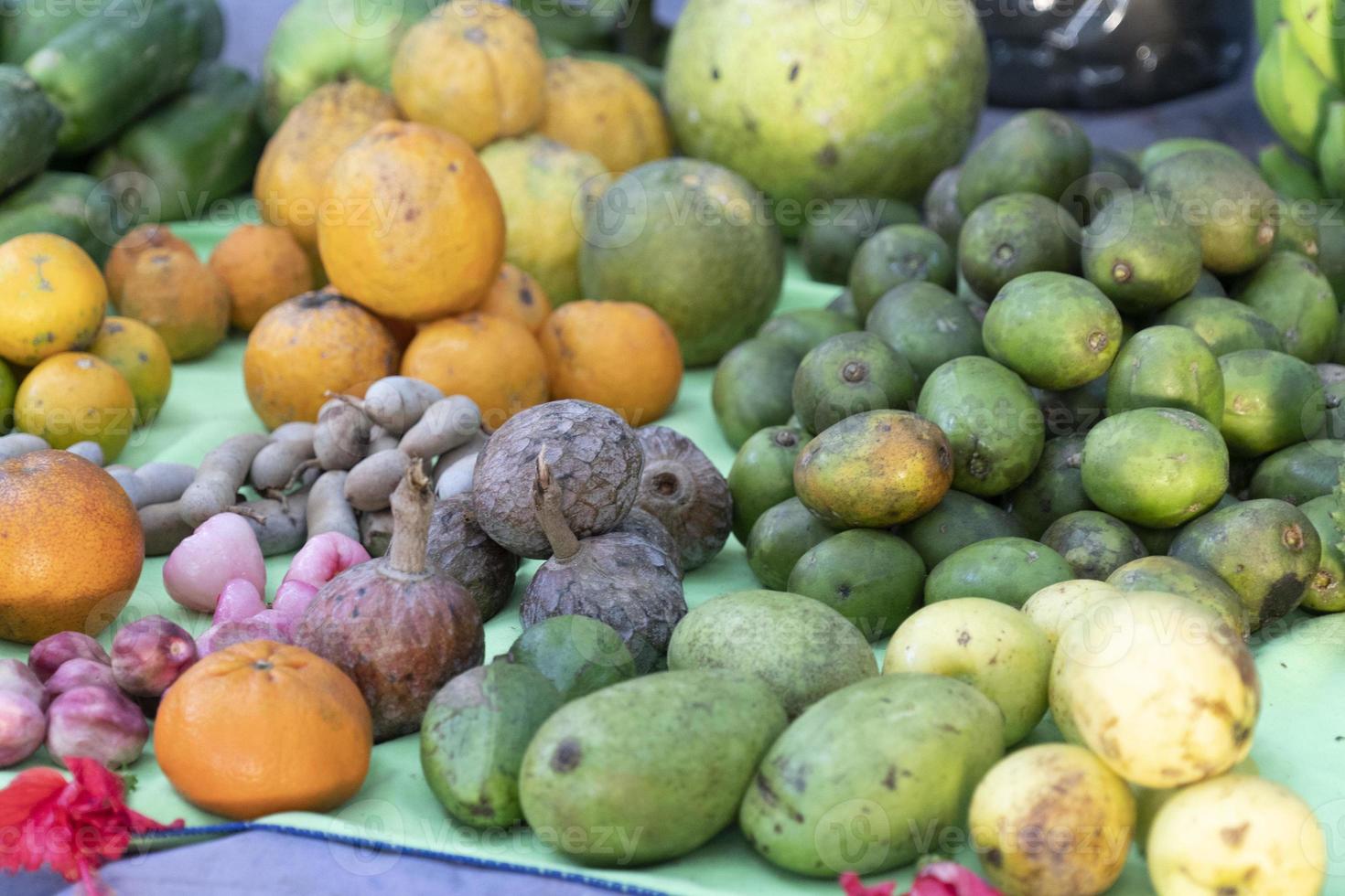 viele tropische Fruchtsorten auf dem Markt foto