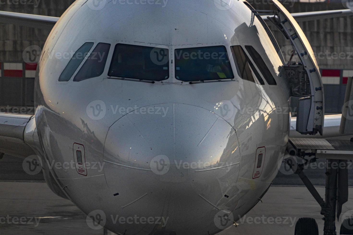 Detail der Flugzeugnase beim Parken vor dem Start foto