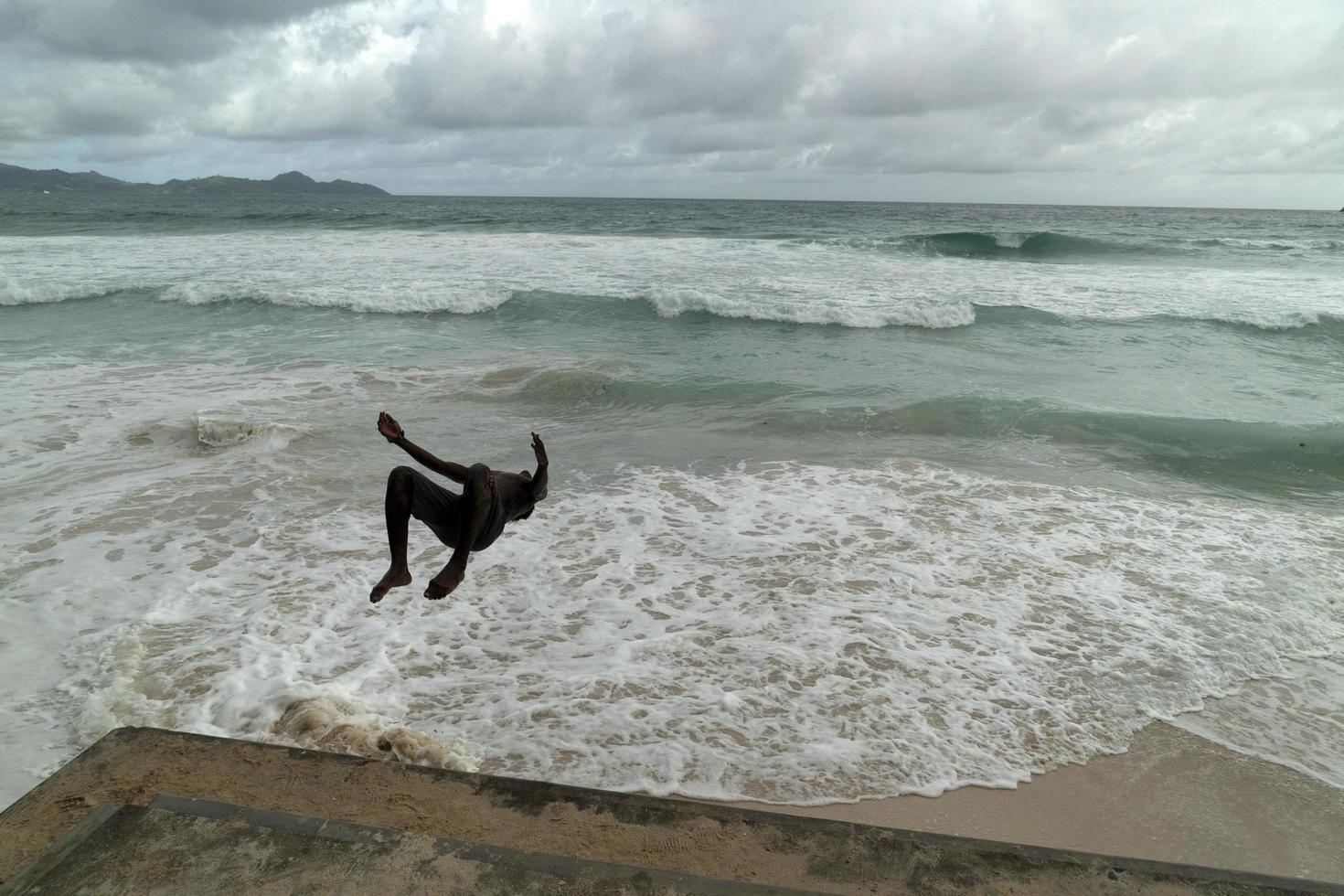 mahe, seychellen - 13. august 2019 - junge kreolische menschen haben spaß am strand foto