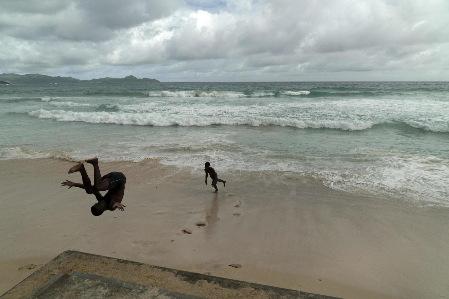 mahe, seychellen - 13. august 2019 - junge kreolische menschen haben spaß am strand foto