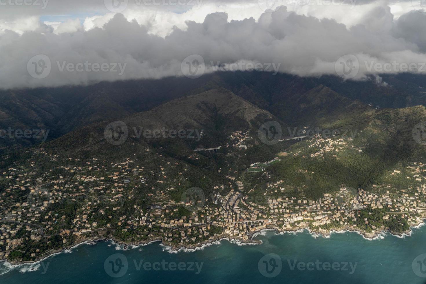 bogliasco dorf genua luftaufnahme vor der landung an einem bewölkten tag foto