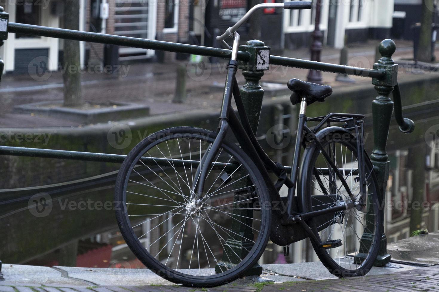 Fahrräder in Amsterdamer Grachtenstraßen foto