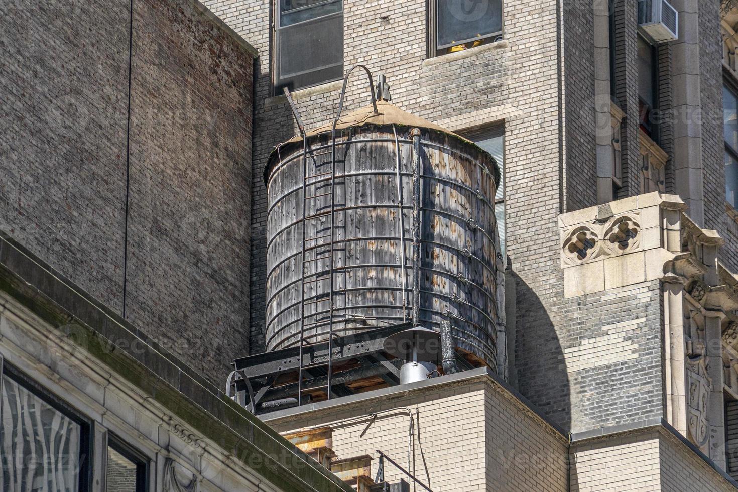 Wassertank auf dem Dach der New Yorker Wolkenkratzer foto