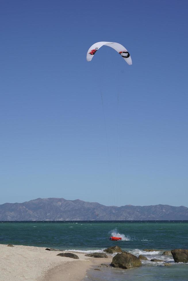 la ventana, mexiko - 16. februar 2020 - kitesurfen am windigen strand foto