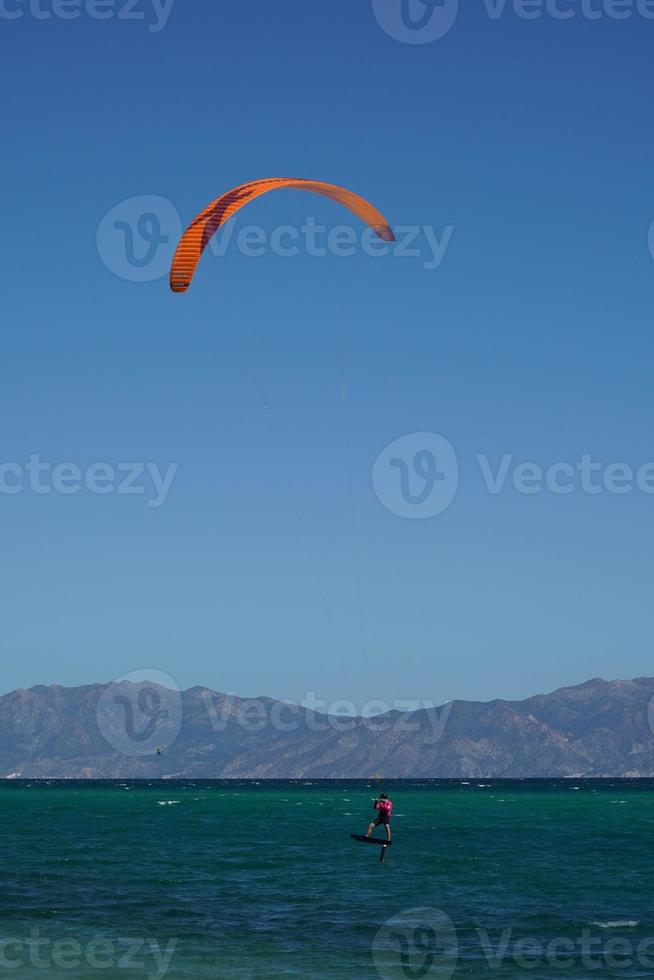 la ventana, mexiko - 16. februar 2020 - kitesurfen am windigen strand foto