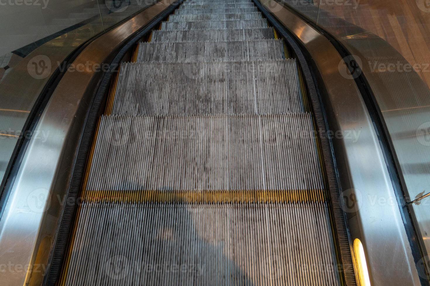 u-bahn rolltreppe u-bahn ohne menschen foto