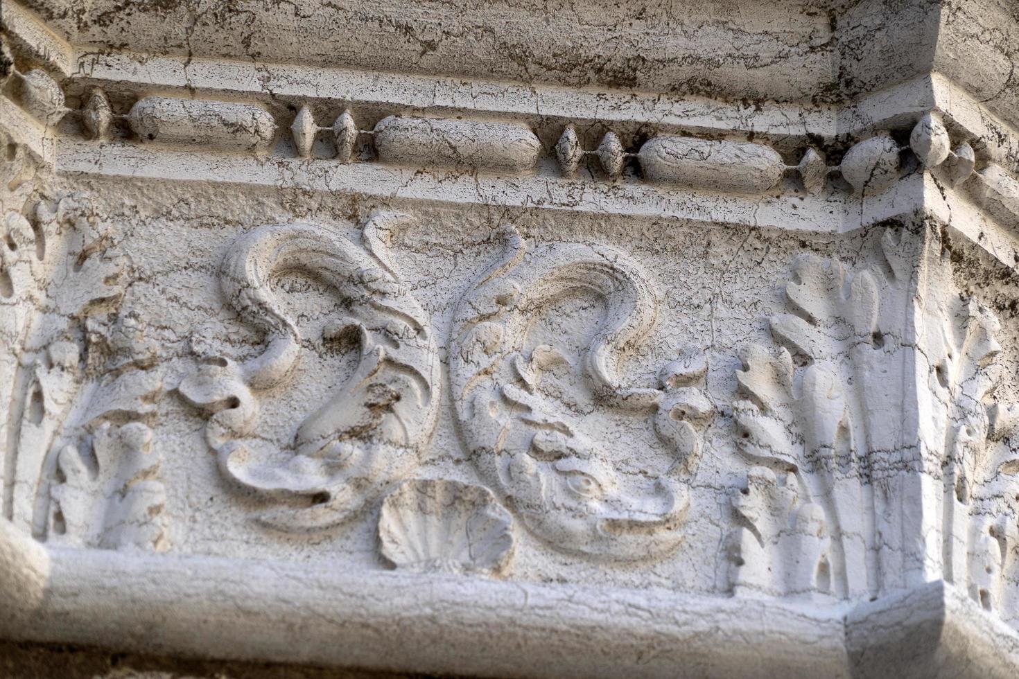 venedig, italien - 15. september 2019 - dogenherzoglicher palast hauptstadt der säule am wegerand skulptur detail foto