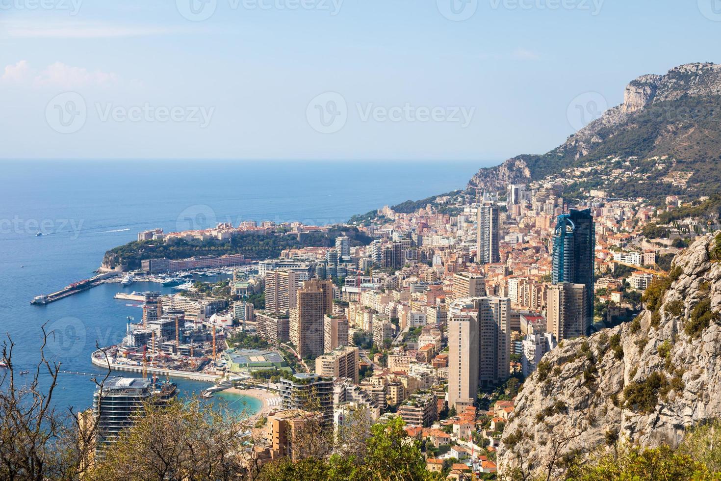 Monte Carlo - Panoramablick auf die Stadt. Hafen und Skyline von Monaco. foto