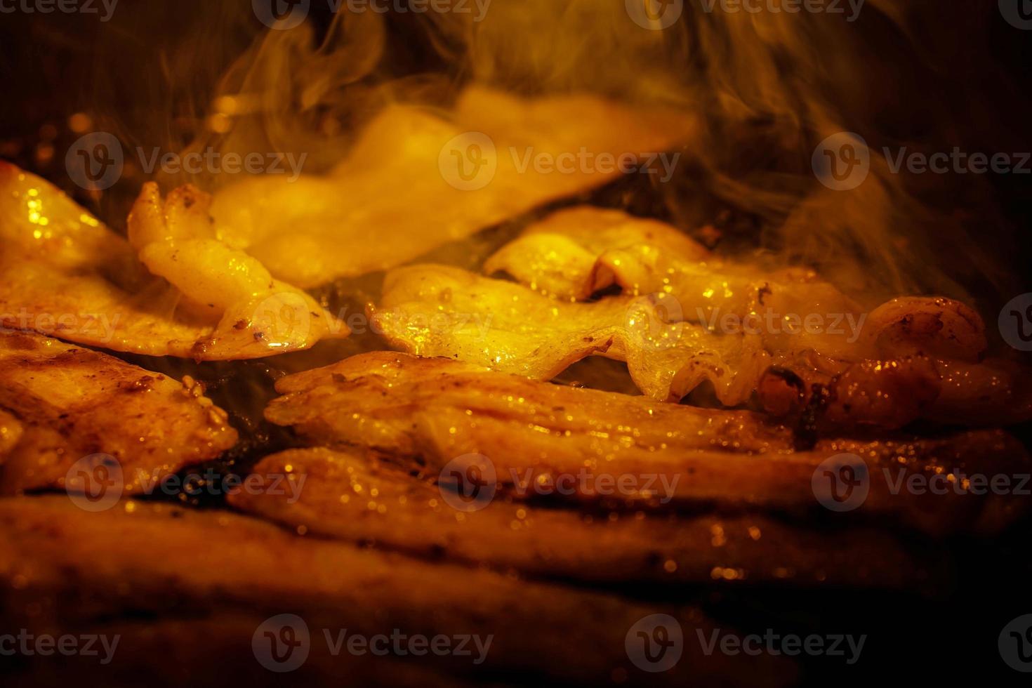 nahaufnahme gegrilltes rind- und schweinefleisch auf einem heißen herd, beliebtes koreanisches essen foto