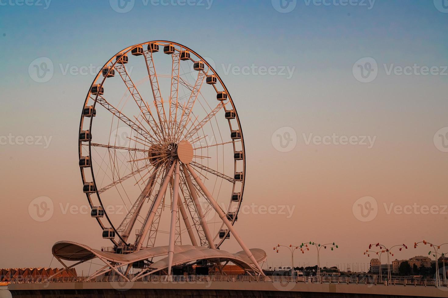 Riesenrad am Sonnenuntergangshimmel foto