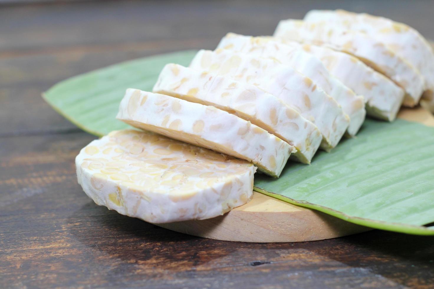 Tempeh oder Tempe ist ein traditionelles Lebensmittel aus Indonesien, das aus Sojabohnen oder anderen Zutaten hergestellt wird, die durch Fermentation verarbeitet werden und bereits in vielen Ländern beliebt ist. foto