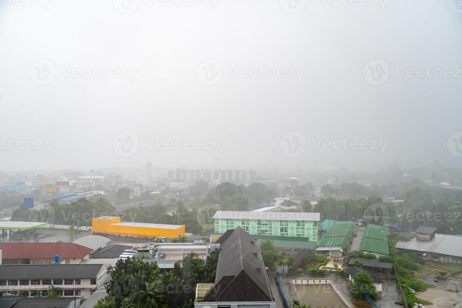 pattaya city lanscape in der regnerischen zeit aus der drohnenansicht. foto