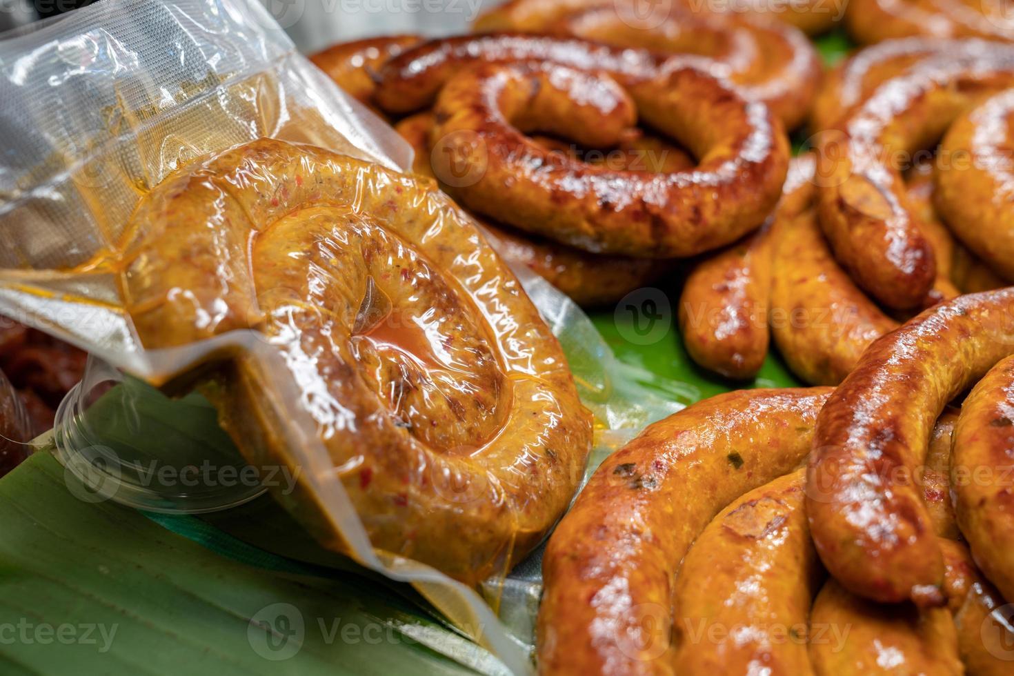 Eingewickelte Verpackung von Sai Aua, würzige Wurst aus Nordthailand, eine berühmte traditionelle lokale Saurage, die mit Curry und Kräutern im Geschäft gekocht wird und zum Verkauf bereit ist. foto
