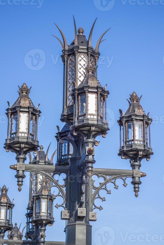 Straßenlaterne im gotischen Stil. alte Stadt foto