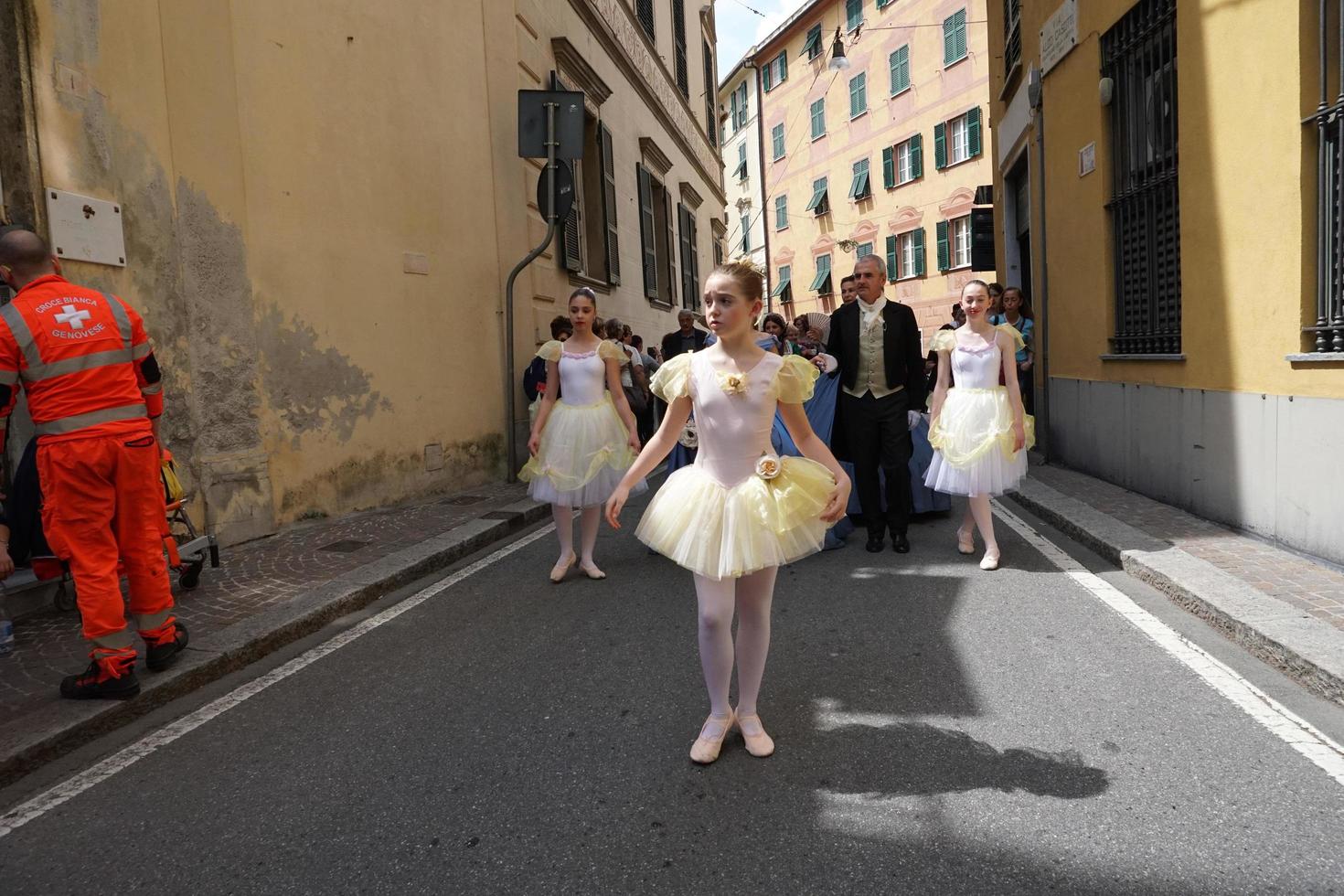 genua, italien - 5. mai 2018 - kleiderparade des 19. jahrhunderts für die euroflora-ausstellung im einzigartigen szenario der nervi foto