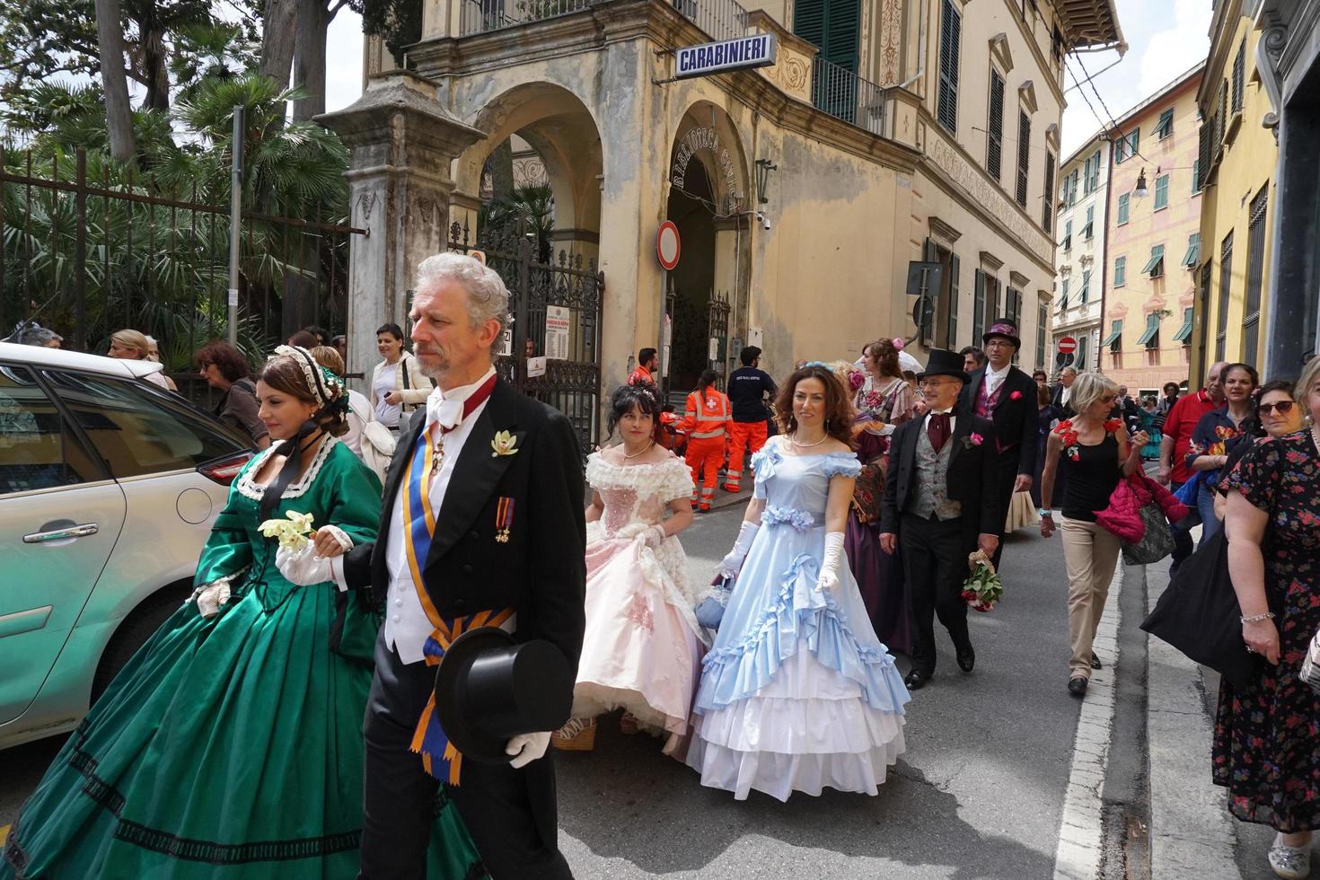 genua, italien - 5. mai 2018 - kleiderparade des 19. jahrhunderts für die euroflora-ausstellung im einzigartigen szenario der nervi foto