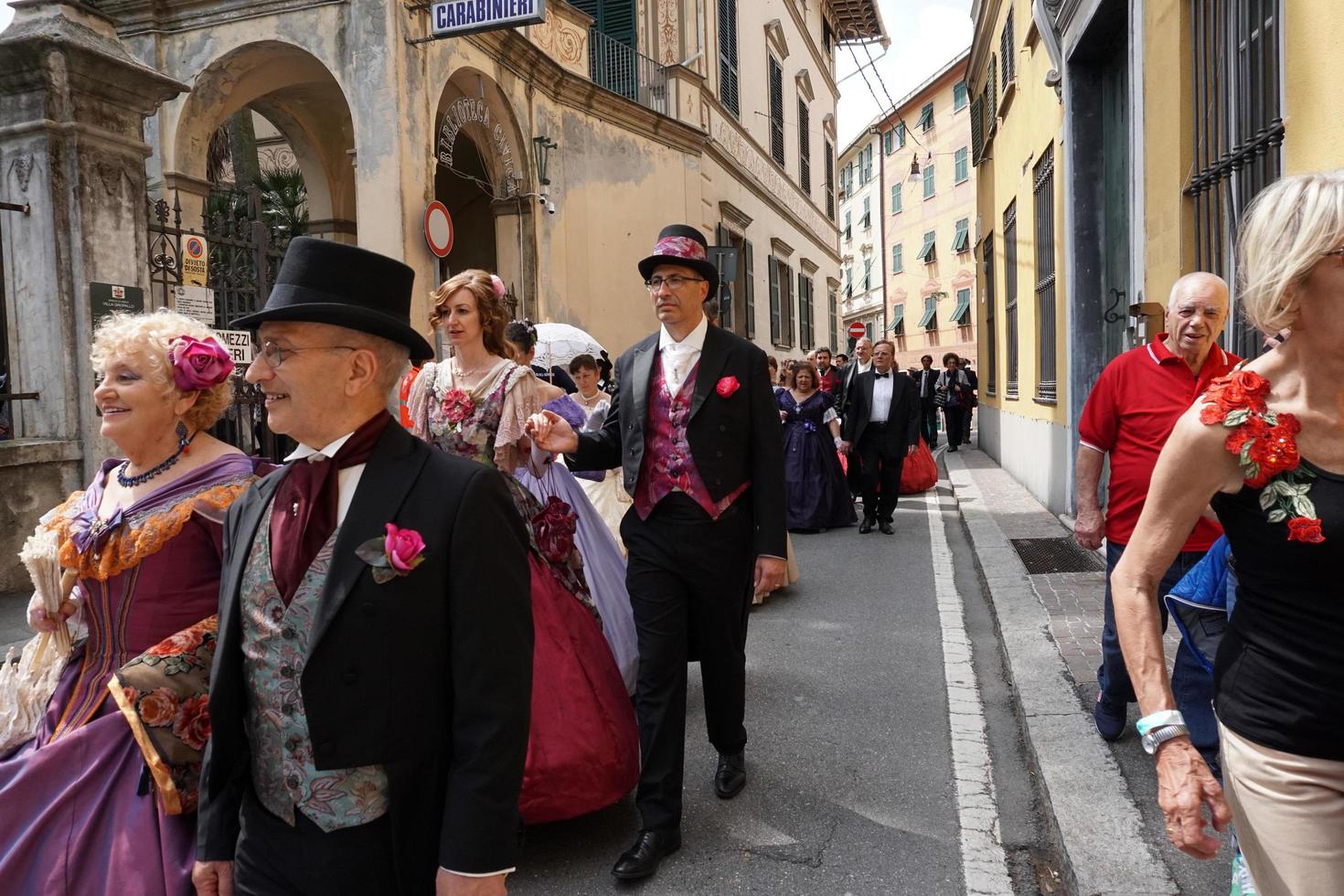 genua, italien - 5. mai 2018 - kleiderparade des 19. jahrhunderts für die euroflora-ausstellung im einzigartigen szenario der nervi foto