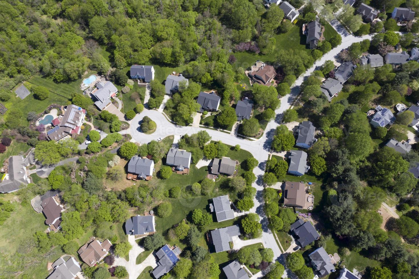 Amerikanisches Viertel der oberen Mittelklasse mit geschwungener Straße in Maryland foto