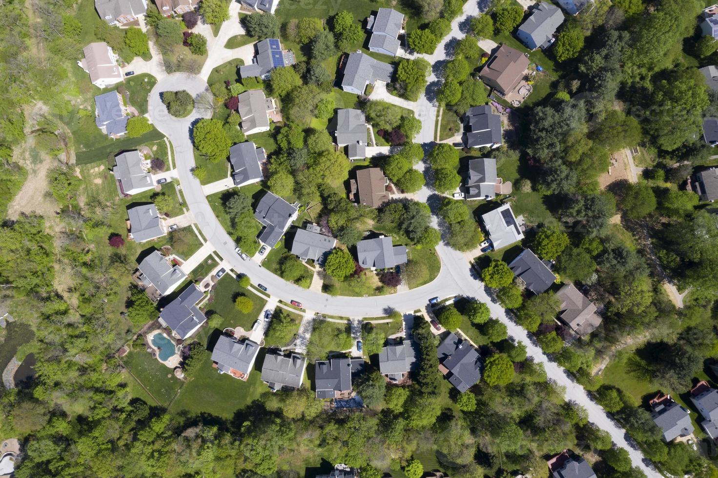 Amerikanisches Viertel der oberen Mittelklasse mit geschwungener Straße in Maryland foto