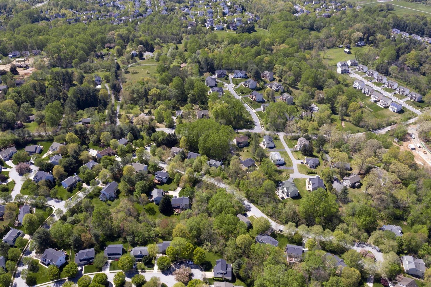 Amerikanisches Viertel der oberen Mittelklasse mit geschwungener Straße in Maryland foto