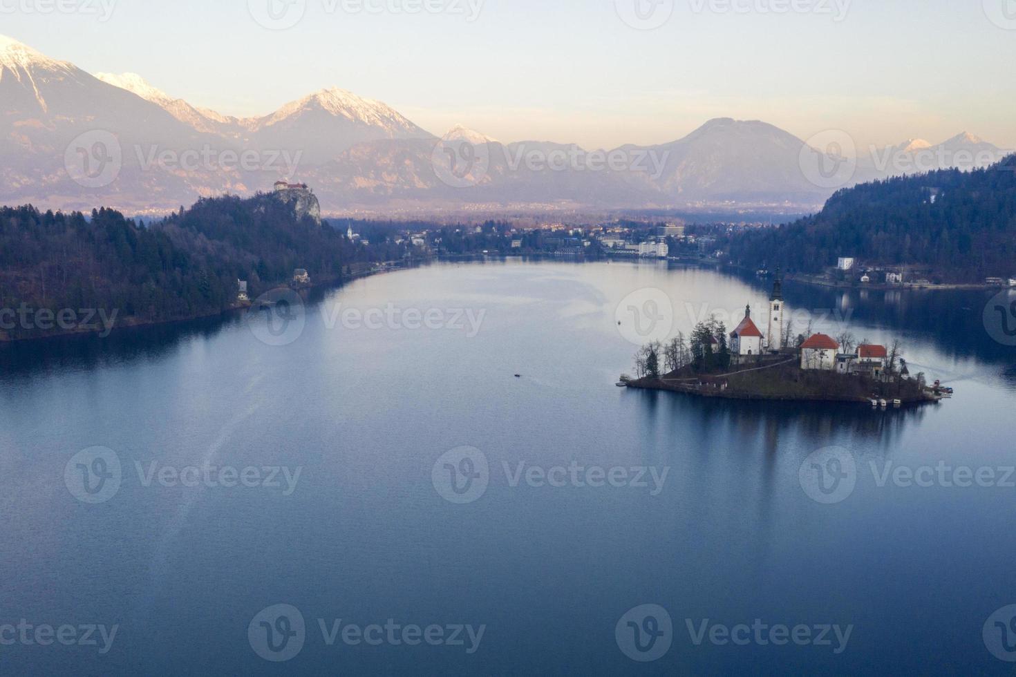 Luftbildpanorama des Bleder Sees im Winter foto