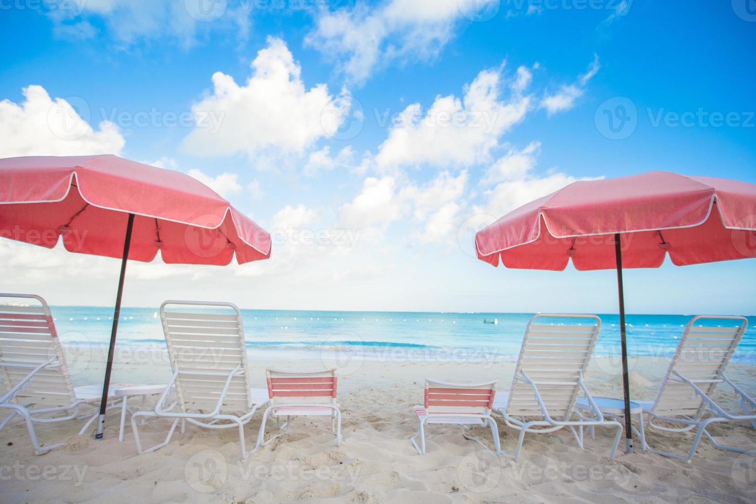 Sonnenschirm Strand Regenschirme gegen Nacht Himmel im Ägypten 22800618  Stock-Photo bei Vecteezy