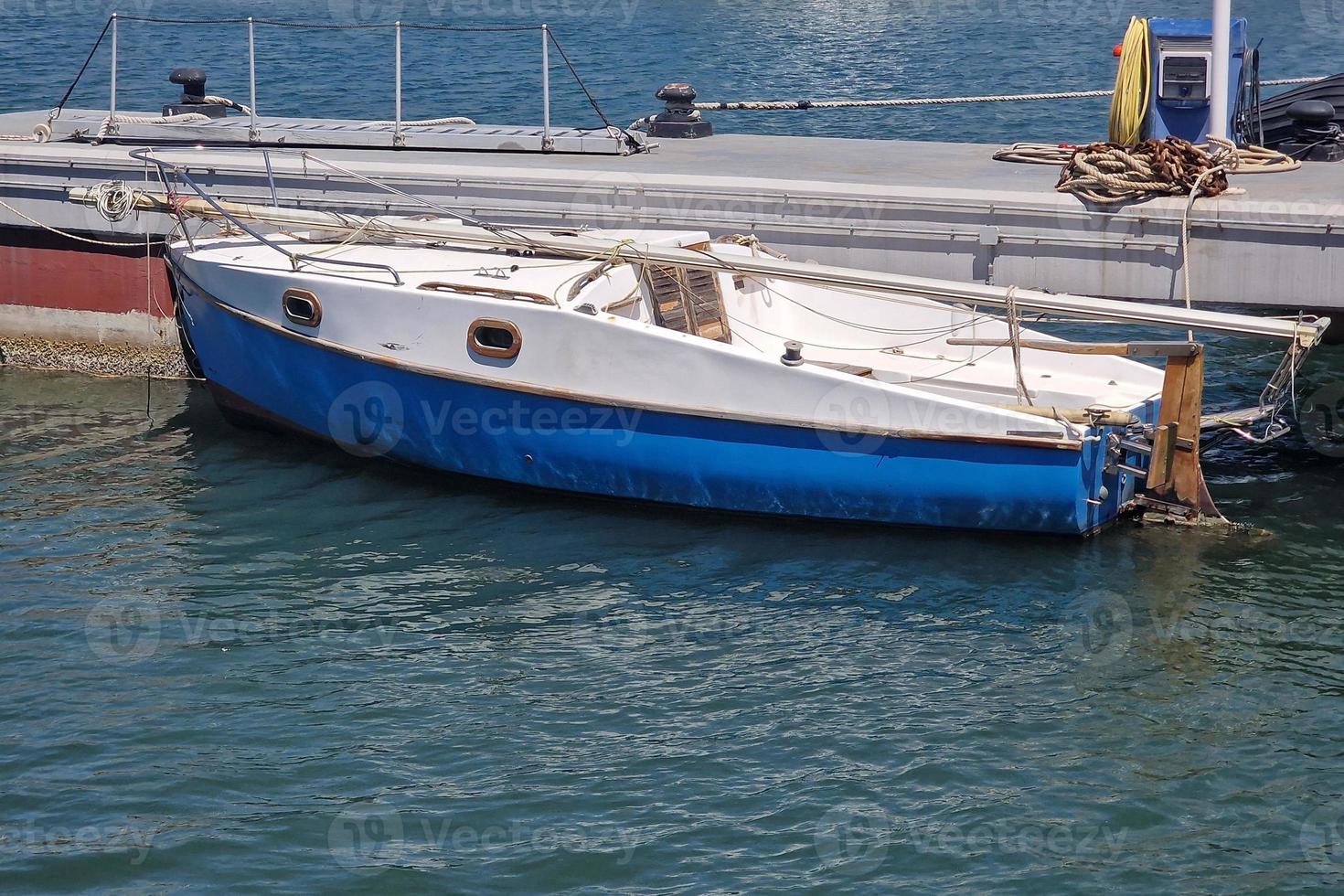 angedocktes Segelboot nach Hurrikan beschädigt foto