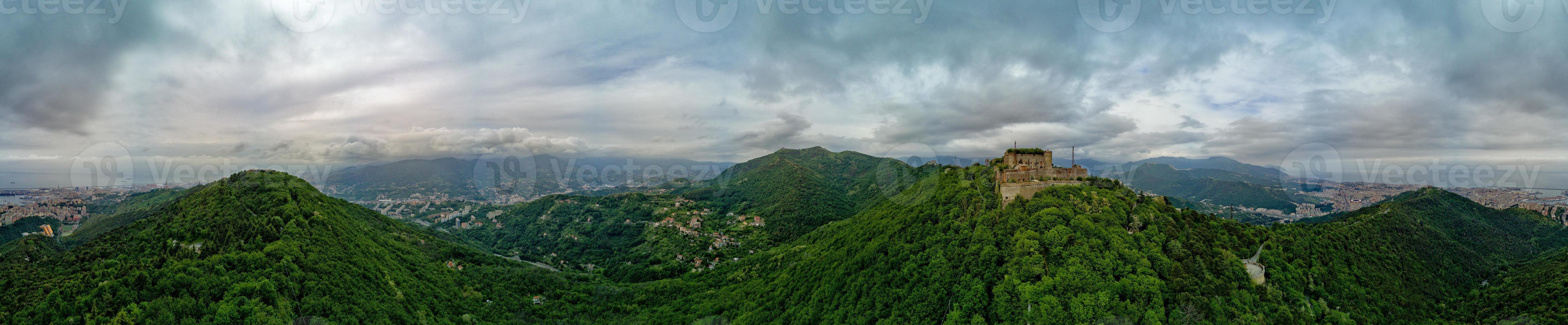 genua genua luftaufnahme von der burg und der mauer auf dem hügel foto