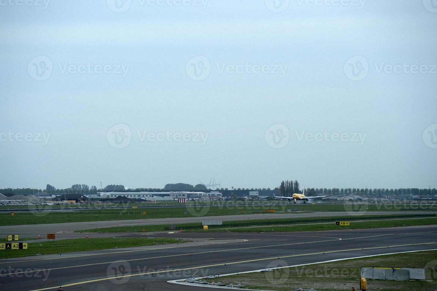 flugzeug landet auf dem flughafen schipol amsterdam foto