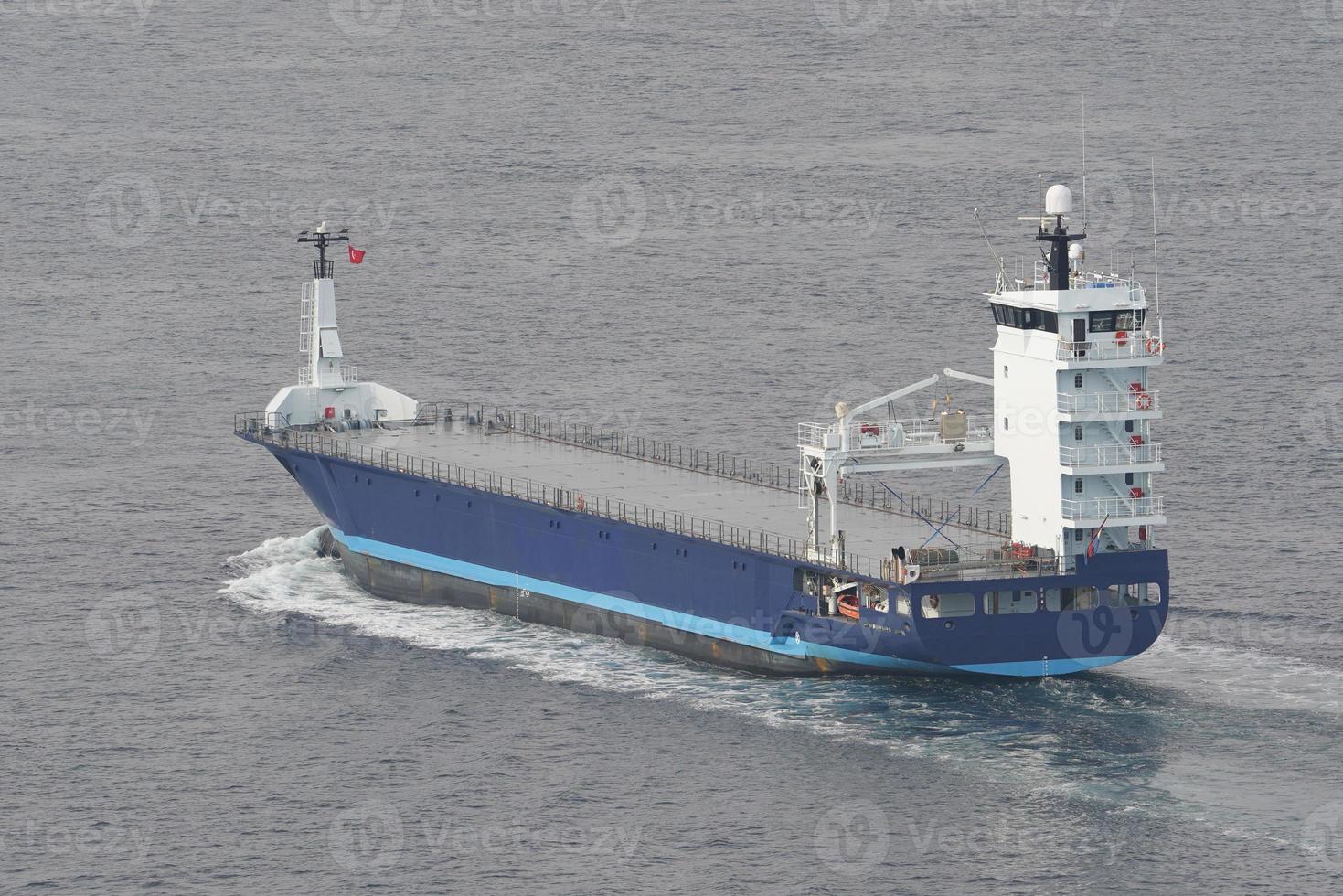 Frachtschiff im Meer foto