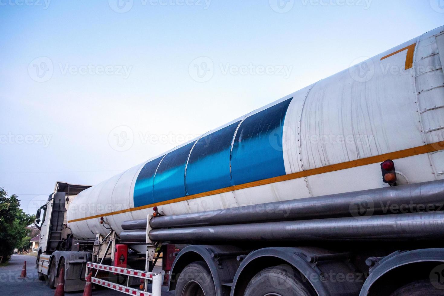 Rück- und Seitenansicht des Tankwagenfahrzeugs foto