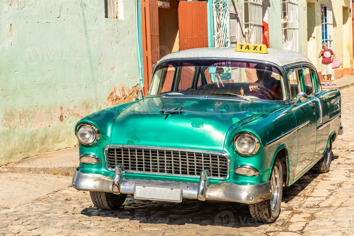 Altes grünes amerikanisches Retro-Taxiauto auf der Straße von Trinidad, Kuba foto