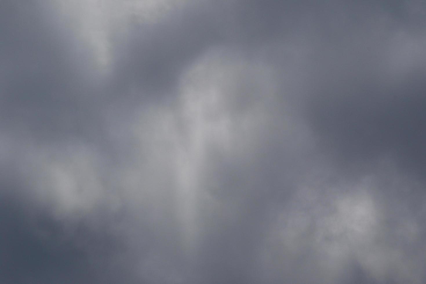 stürmisches Wetter und dunkle Wolken foto