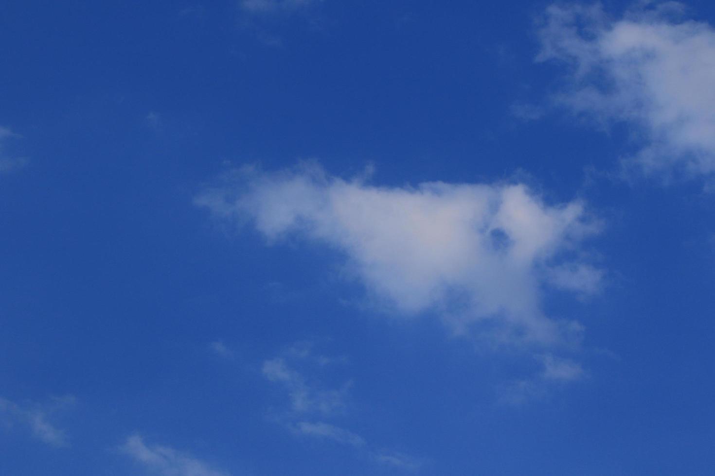 klarer blauer Himmel und weiße Wolken foto