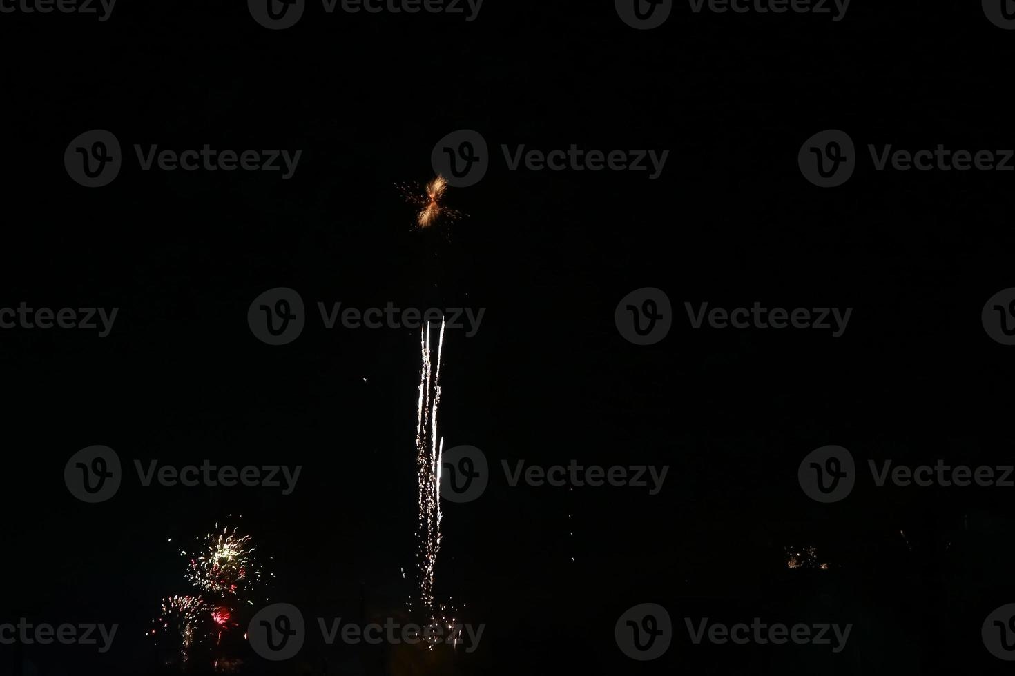 buntes feuerwerk am schwarzen himmel foto