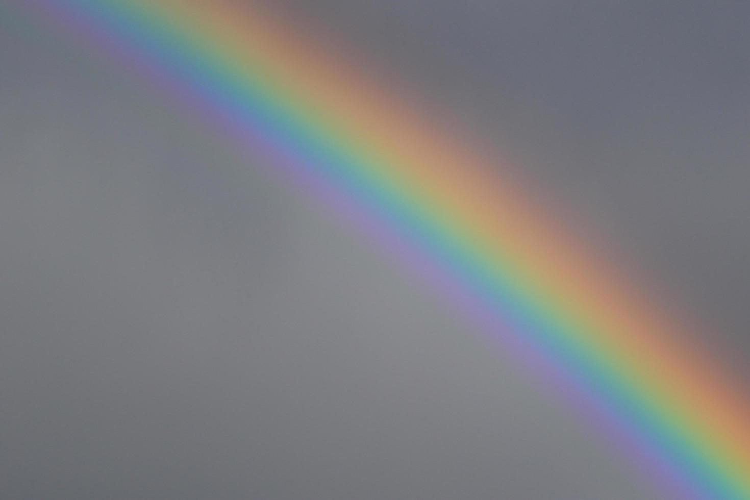 Regenbogen über stürmischem Himmel. foto