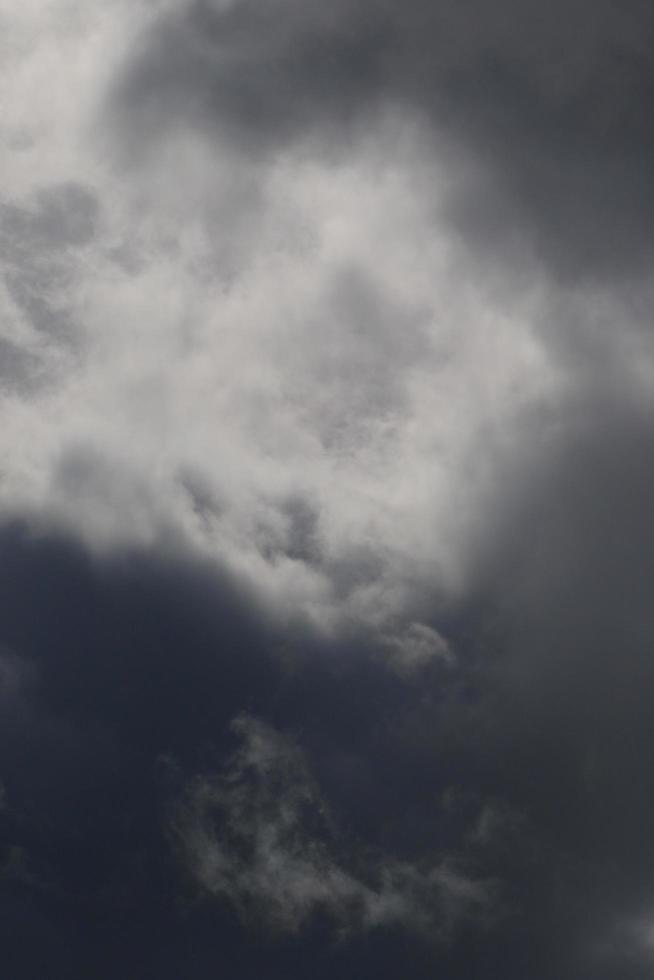 stürmisches Wetter und dunkle Wolken foto