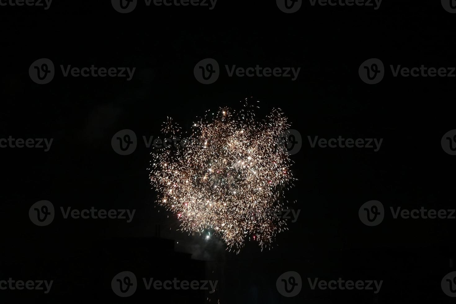 buntes feuerwerk am schwarzen himmel foto