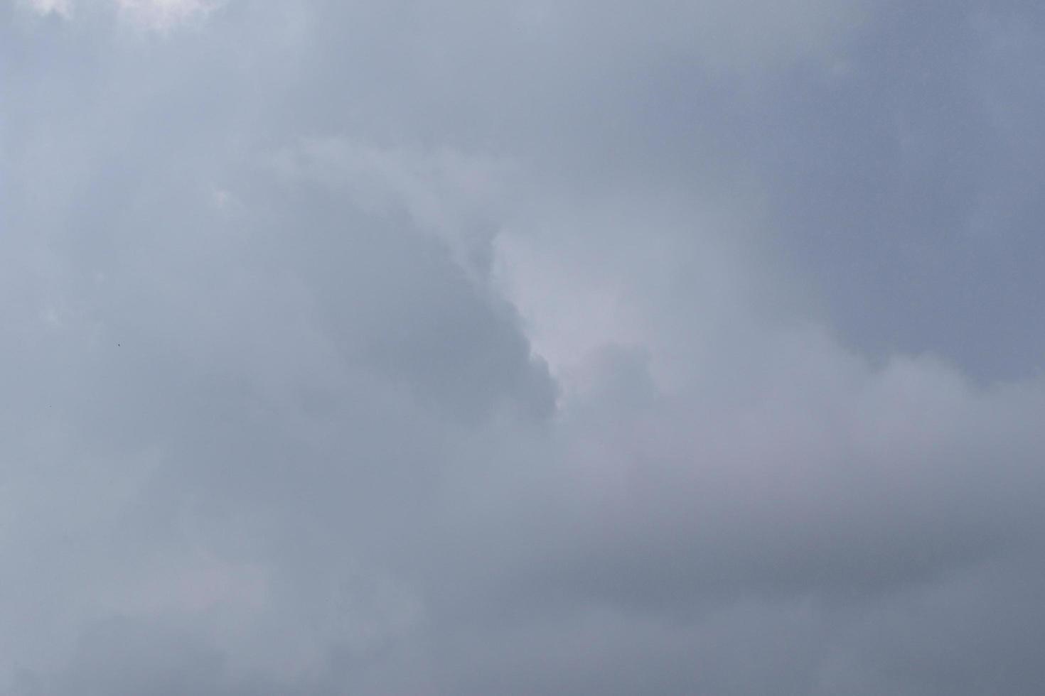 stürmisches Wetter und dunkle Wolken foto