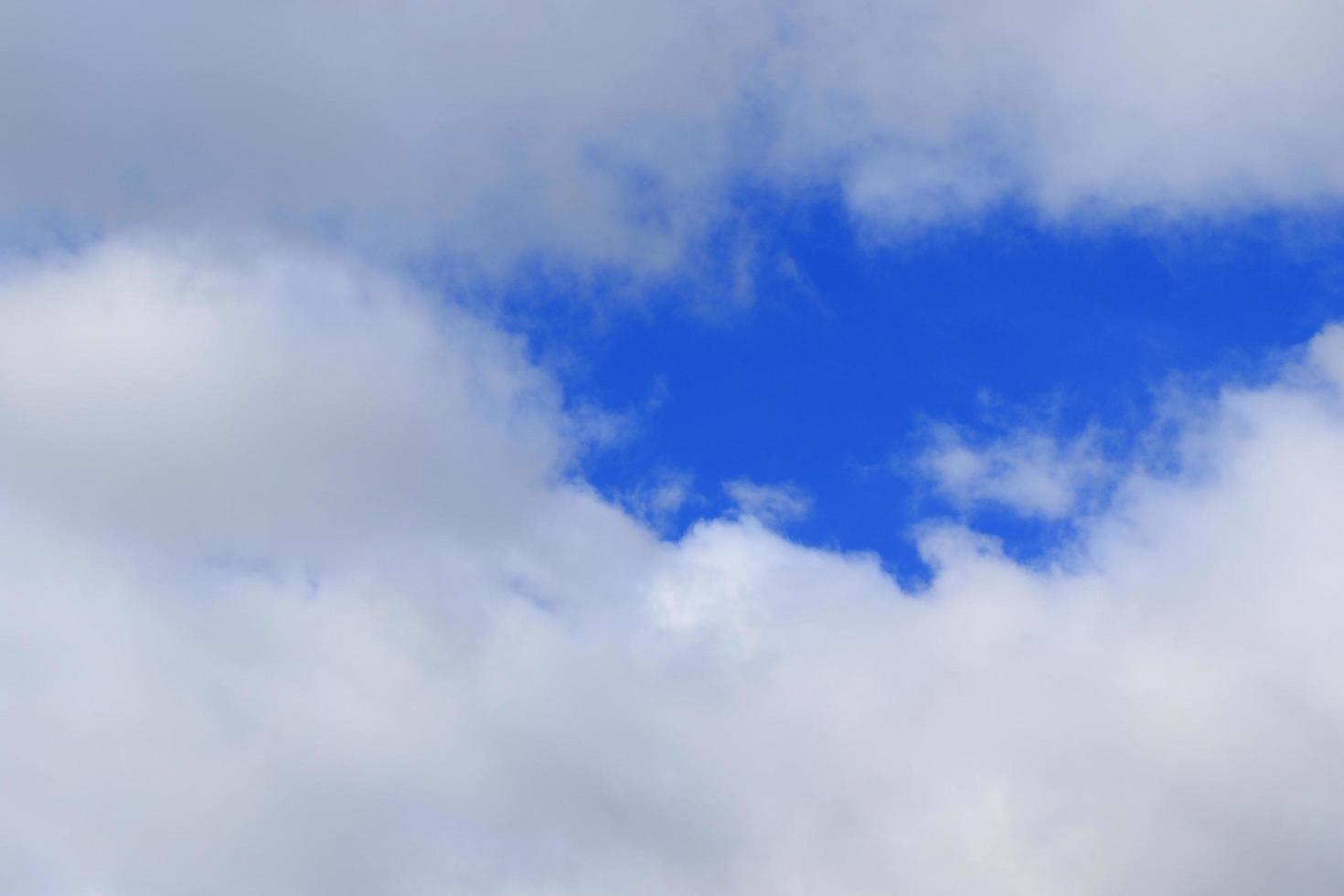 klarer blauer Himmel und weiße Wolken foto