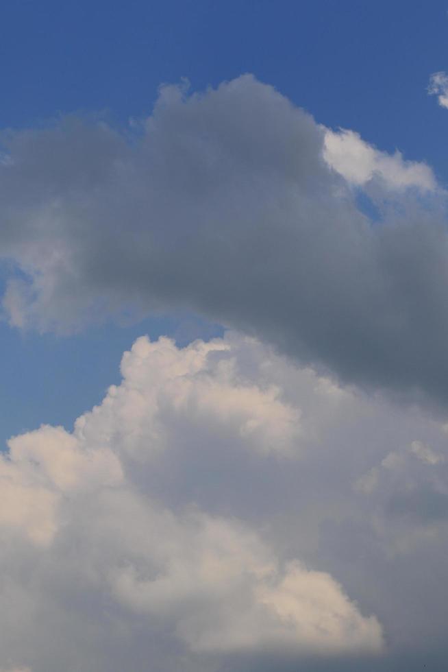 stürmisches Wetter und dunkle Wolken foto