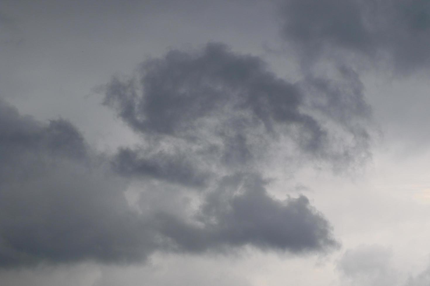 stürmisches Wetter und dunkle Wolken foto