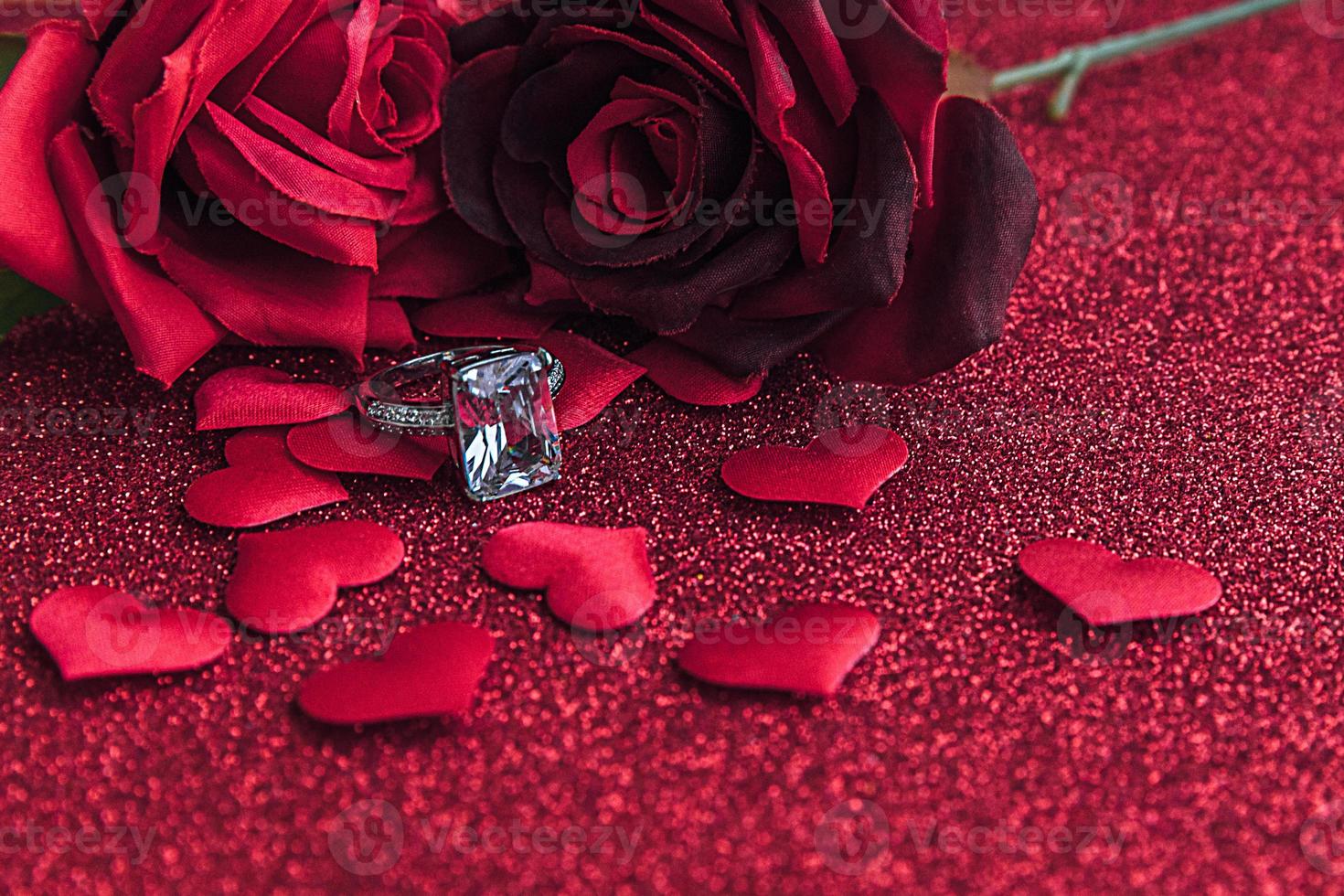 willst du mich heiraten. Ehering rote scharlachrote Rosen und viele rote Herzen auf rotem Glitzerhintergrund. Verlobung Heiratsantrag Hochzeitskonzept. st. Valentinstag Postkarte. Banner am Valentinstag. foto