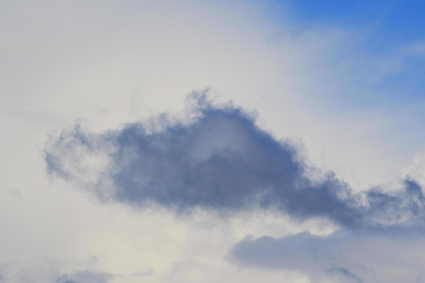 stürmisches Wetter und dunkle Wolken foto