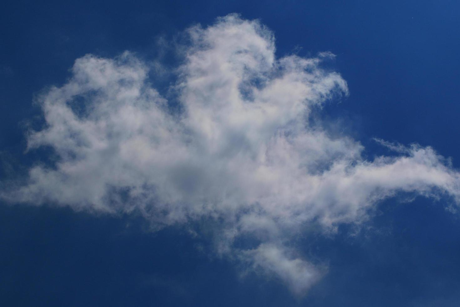 klarer blauer Himmel und weiße Wolken foto